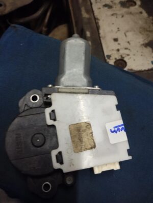Sunroof Motor of XUV 500 w11 2022 - Image 3